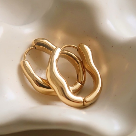 18K Gold Oval Hoop Earrings - Picture 5 of 5